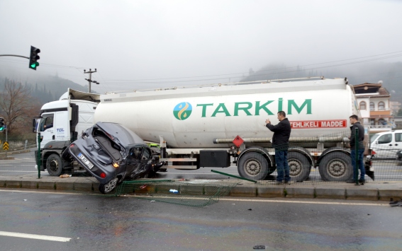 Kocaelide tanker ile otomobil çarpıştı: 3 yaralı