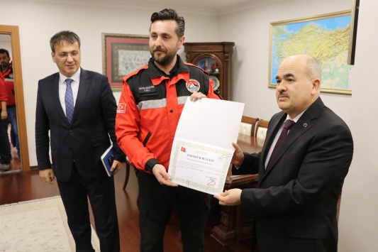 Deprem bölgesinde görev yapan gönüllü kurtarma ekibi Düzceye döndü