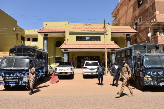 Devrik Sudan lideri Beşir 1989 darbesiyle ilgili savcıya ifade verdi
