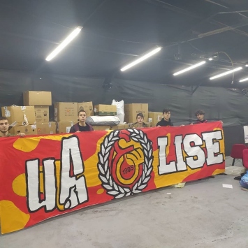Galatasaraylı taraftar grubundan depremzedelere yardım