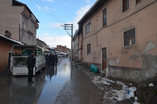 Kütahyada bir evde çürümüş erkek cesedi bulundu