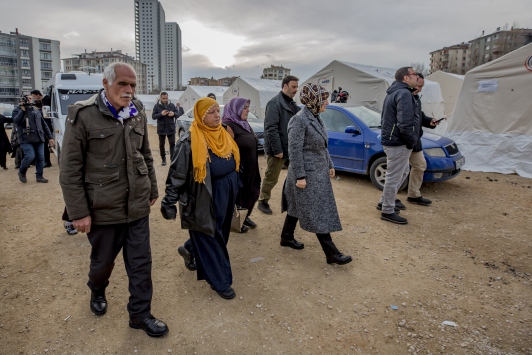 "Diyarbakır anneleri" Elazığda çadır kenti ziyaret etti