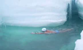 İklim değişikliğine dikkat çekmek için Antarktika'da yüzdü