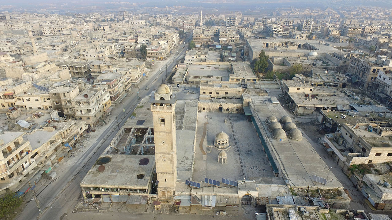 Rejim ve destekçilerinin gece geç saatlerde ele geçirdiği Maarratünnuman ilçe merkezini, Rusya destekli rejim güçlerinin girmesinden hemen önce havadan drone ile görüntüledi.
