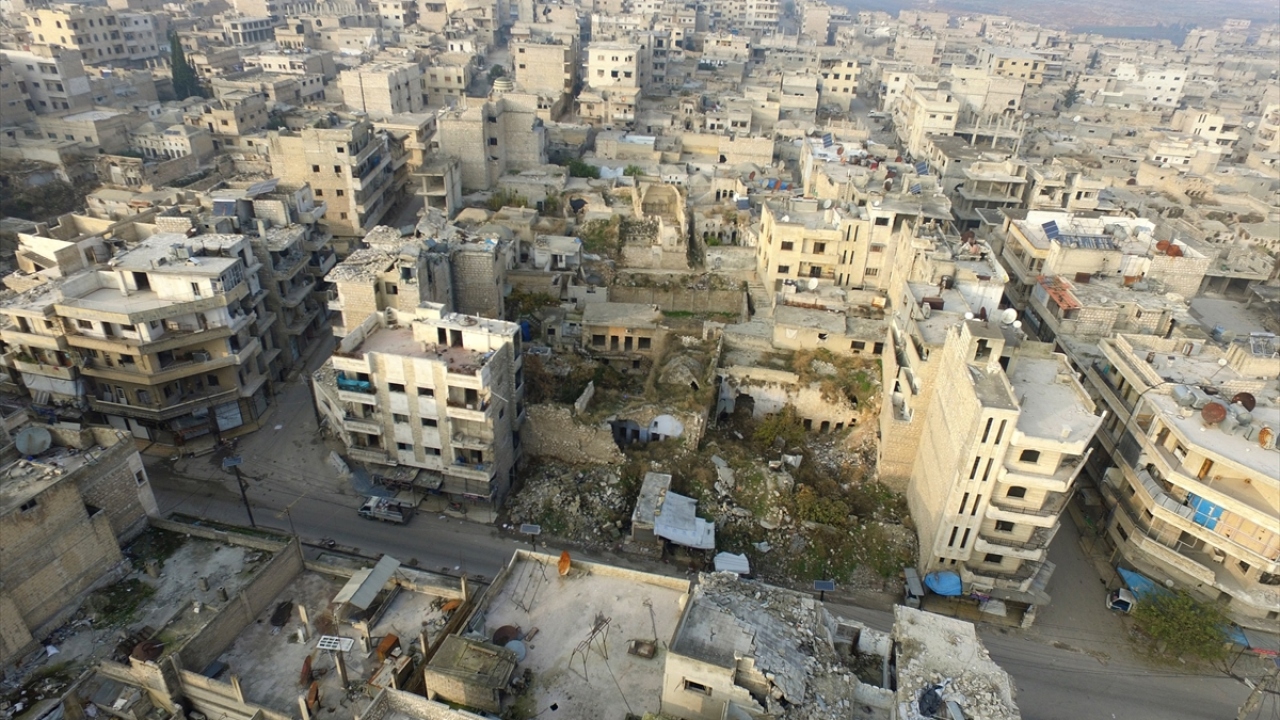 Hedef gözetmeden yapılan saldırılar sonrasında, ilçedeki hemen her binanın zarar gördüğü ve tarihi mekanların da hasar aldığı görülüyor.