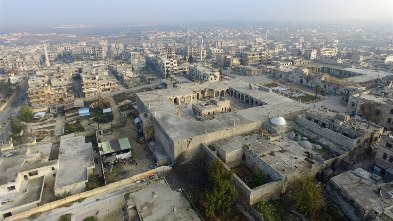 Bölgedeki göçe ilişkin çalışma yürüten Suriye Müdahale Koordinatörlüğü Müdürlüğünün paylaştığı verilere göre, Kasım 2019`dan bu yana ilçe merkezi ve kırsalında yaşayan 300 bin civarında sivilin tümü göç etti.