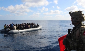 TCG GAZİANTEP fırkateyninde görevli ekip düzensiz göçmenlere yardım etti