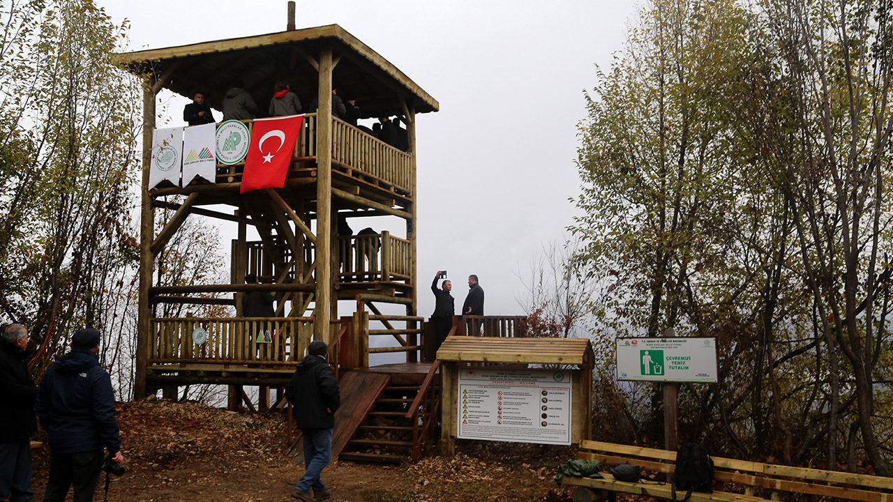 Doğa Koruma ve Milli Parklar (DKMP) 10. Bölge Müdürlüğünce hazırlanan proje kapsamında Kuzey Anadolu Kalkınma Ajansından (KUZKA) alınan yüzde 70`lik destekle Loç Vadisi`nde yapılan seyir terası, geçen yıl aralık ayında açıldı.