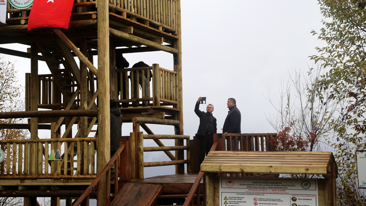 Küre Dağları Milli Parkı`nın Cide ilçesi sınırlarında kalan ve yaklaşık bin rakımdaki seyir terasından Küre Dağları`nın yanı sıra Valla Kanyonu`nun çıkışı, Gömeren Kanyonu ve Kılıçlı Mağarası görülebiliyor.