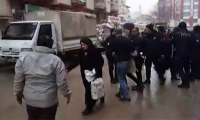 Elazığ'da binadan eşya çıkarmaya çalışırken panik yaşadılar