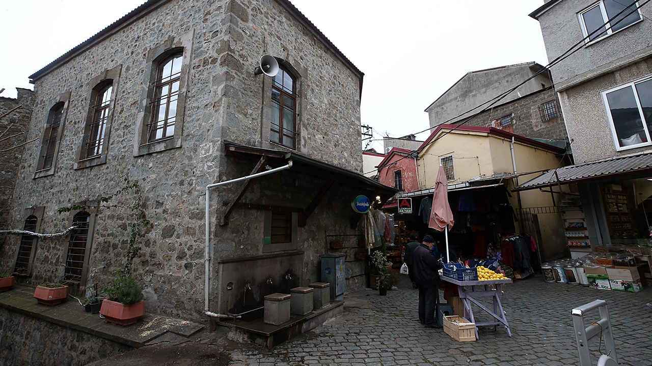 Kentin önemli yerleşim yerlerinden Pazarkapı Mahallesi`nde yaklaşık 70 yıl önce açılan dükkanda, ilk yıllarda tuz ve tohum satışı yapıldı.