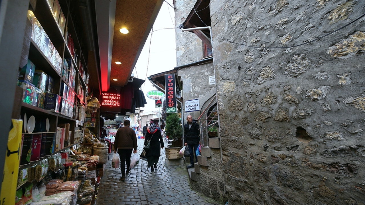 Eyüpoğlu, dükkanlarında 1950`li yıllarda çeşitli bitkilerin tohumu ile kahve ve karabiber gibi bazı toz grubu baharat ürünlerinin satışının yapıldığını, günümüzde ise yaklaşık 400 çeşit şifalı bitki ve baharat bulunduğunu vurguladı.