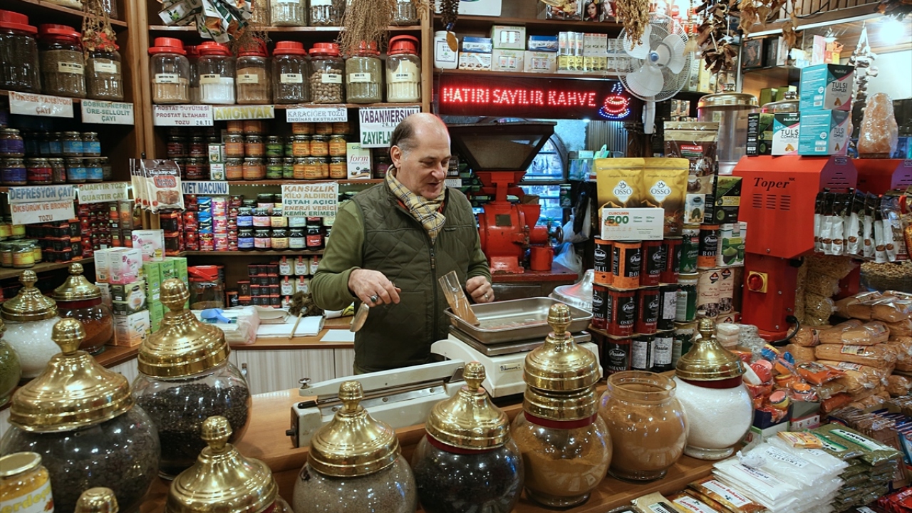 Eyüpoğlu, vatandaşların baharat ve şifalı bitkilere her dönem ilgi gösterdiğini ifade ederek, bu ilginin zaman zaman medyada yer alan haberlerle bağlantılı olarak arttığını ya da azaldığını kaydetti.