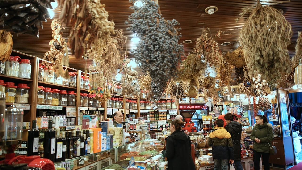 Eyüpoğlu, beslenme düzeni içinde kullanılan baharat ve şifalı bitkilerin yanı sıra cilt ve saç bakımı için kozmetik ürün olarak kullanılan pek çok malzeme bulunduğunu da dile getirdi.