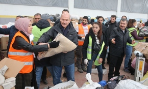 Bakanlar depremzedeler için yardımların paketlenmesine yardım etti