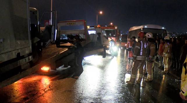 İstanbulda kamyonetle minibüs kafa kafaya çarpıştı: 4 yaralı