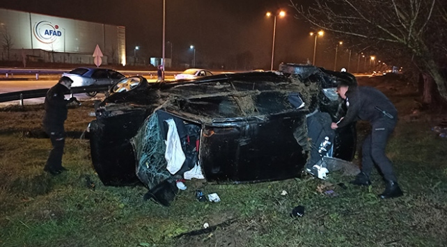 Hurdaya dönen araçtan sağ çıktılar