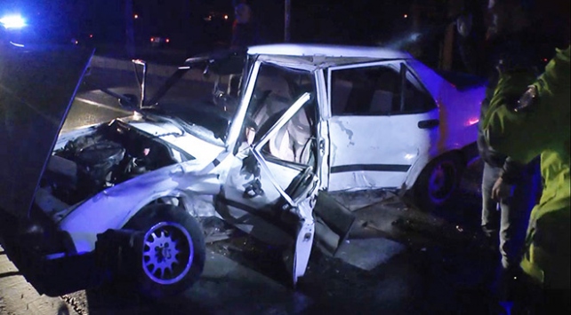 Mersinde otomobil ile kamyonet çarpıştı: 1 ölü, 7 yaralı