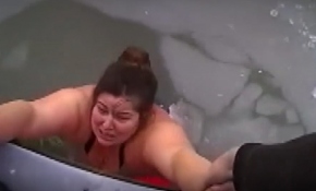 Donmuş suya düşen genç kızı zor kurtardılar