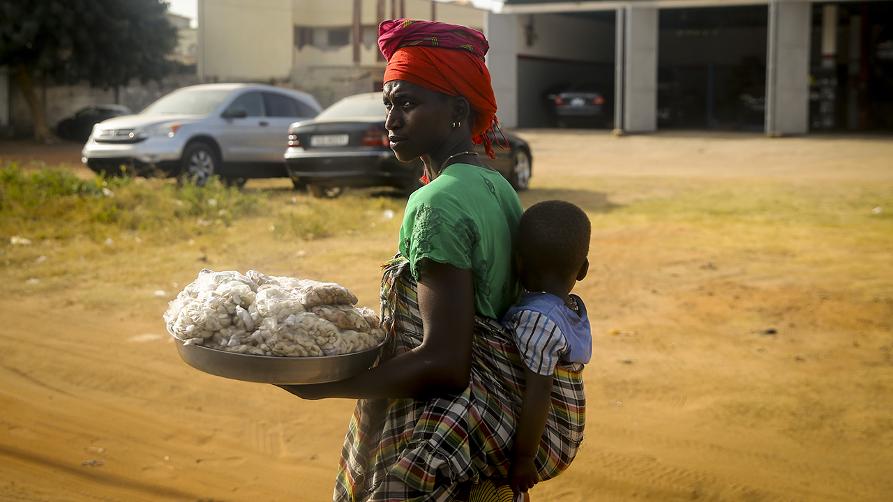 Başkent Banjul`daki kadınlar, çocuklarını sırtlarında taşıyor.