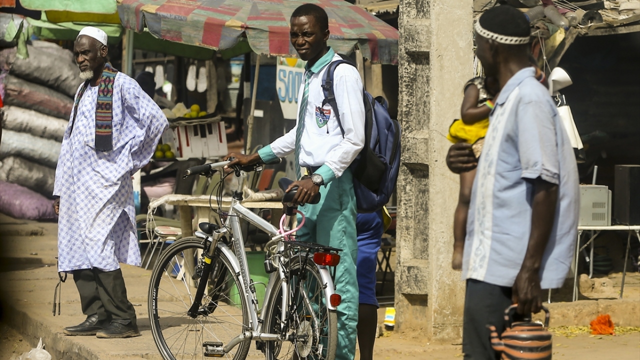 Ülkenin başkenti Banjul`da yaşayan bazı vatandaşlar ulaşım için bisikleti tercih ediyorlar.