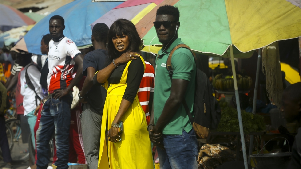 Bölgede insanların renkli kıyafet giyme tutkusu başkent Banjul`da dikkat çekiyor.