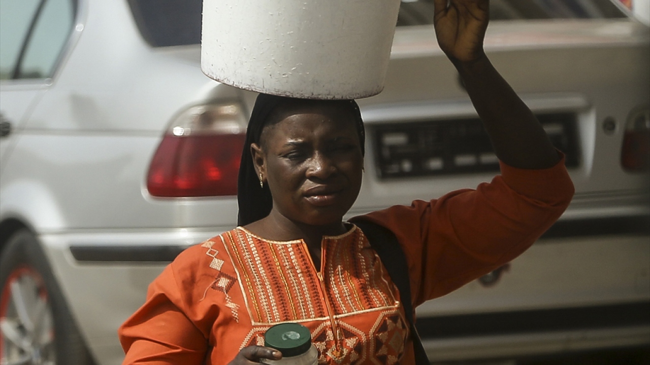 Bazı vatandaşlar, geçimini seyyar satıcılık yaparak sağlamaya çalışıyor.