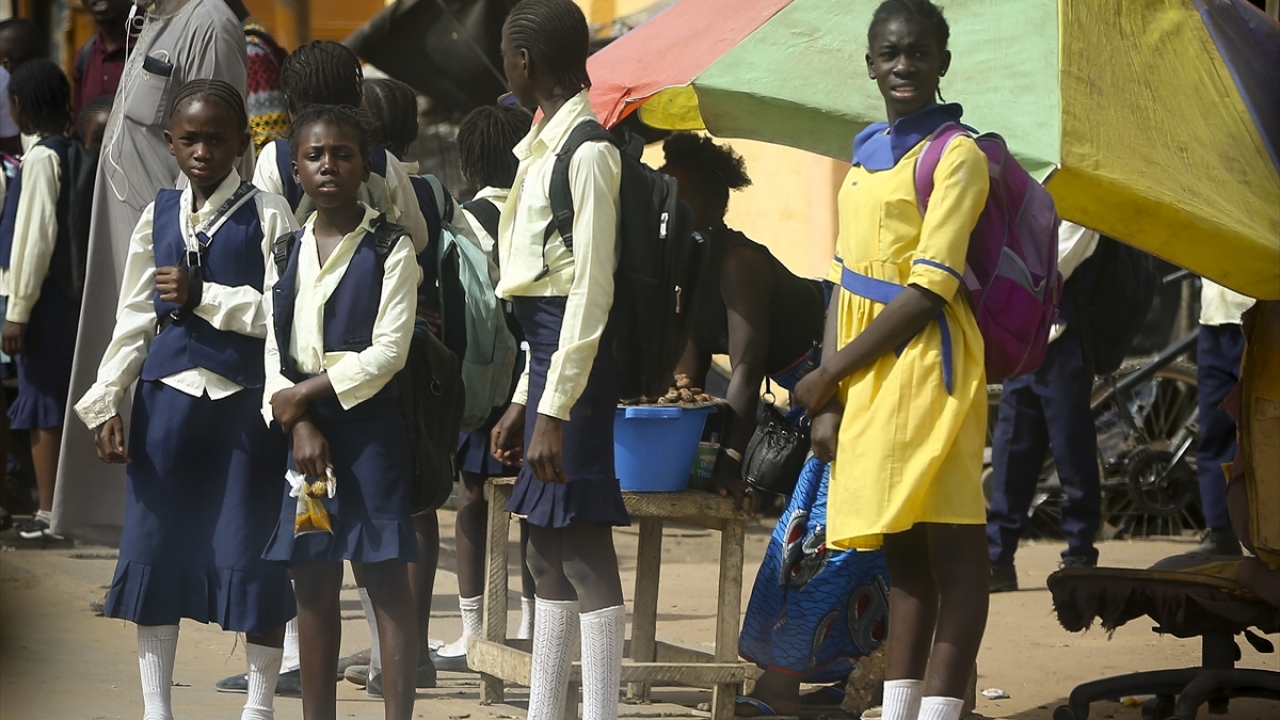 Fotoğrafta, okula gitmek için vasıta bekleyen öğrenciler görülüyor.