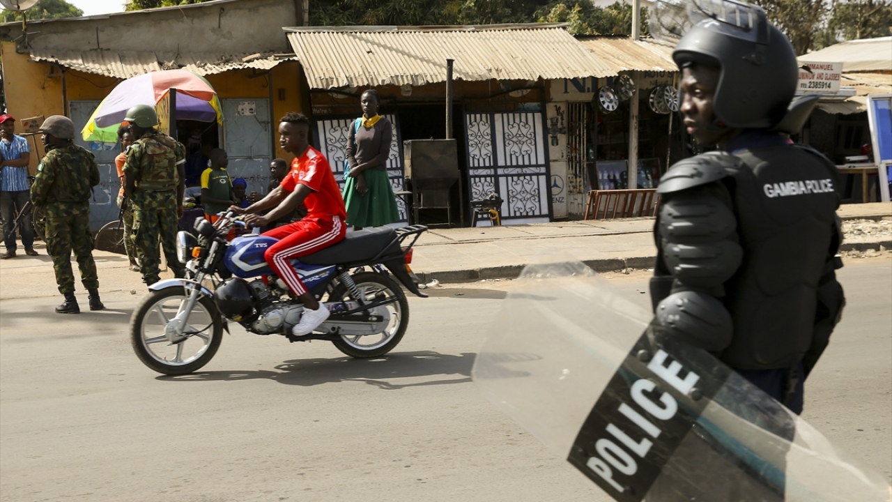 Fotoğrafta, başkent Banjul`daki sokaklarda güvenlik önlemleri alan Gambiya polisi görülüyor.