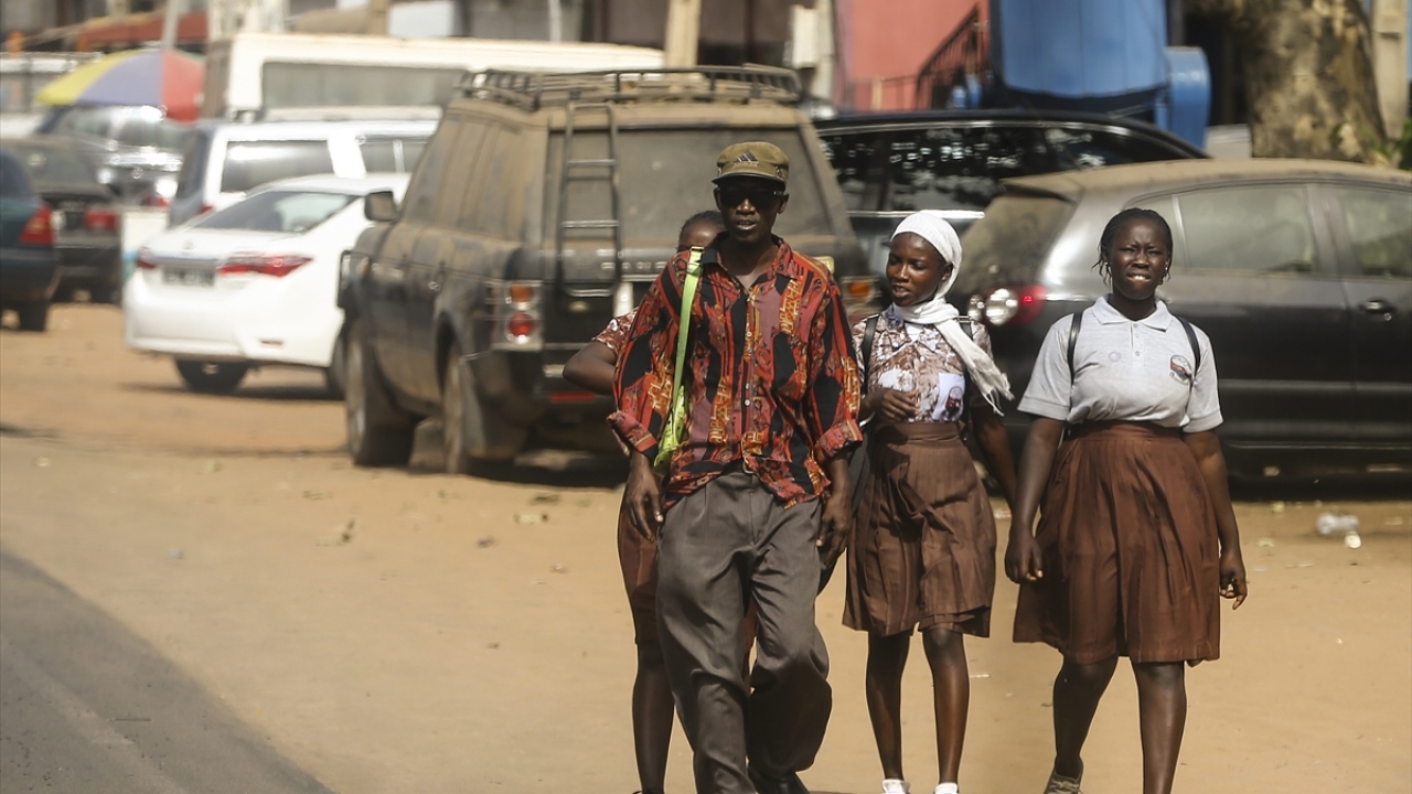  Fotoğrafta, okula giden öğrenciler görülüyor.