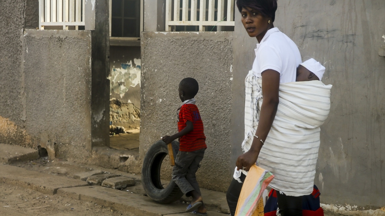 Başkent Banjul`daki kadınlar, çocuklarını sırtlarına bağladıkları bezlerle taşıyor.