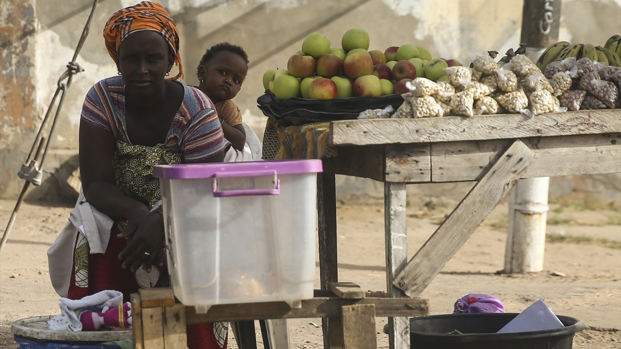 Başkent Banjul`da bazı yaşayan vatandaşlar, pazarlarda ürün satarak geçimlerini sağlamaya çalışıyor.