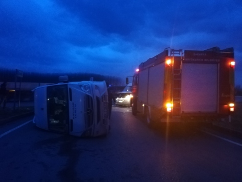 Akyazıda servis minibüslerinin çarpışması sonucu 2 kişi yaralandı