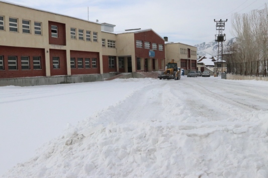 Özalpta okulların bahçesi kardan temizleniyor