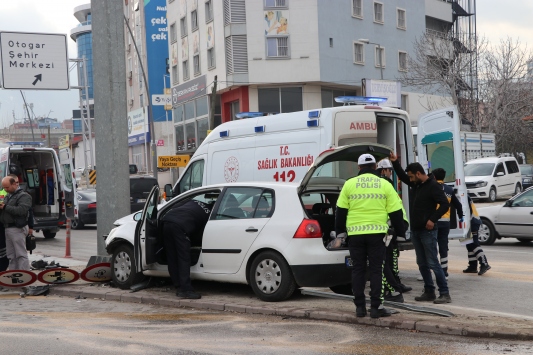 Denizlide meydana gelen iki ayrı trafik kazasında 4 kişi yaralandı