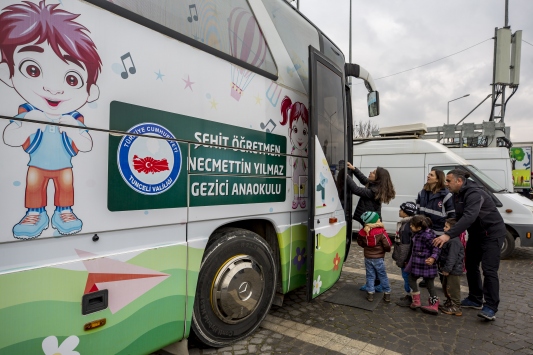 Gezici anaokulu depremden etkilenen çocukların yüzünü güldürdü