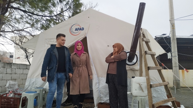 Deprem, düğünlerini engellemeyedi