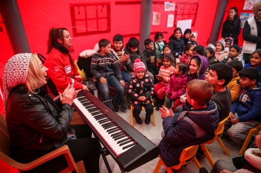 Piyano öğretmeni, depremden etkilenen çocuklara moral oldu