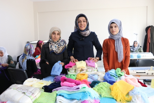 Siirtli kadınlar, depremden etkilenenler için atkı ve bere örüyor