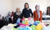 Siirtli kadınlar, depremden etkilenenler için atkı ve bere örüyor
