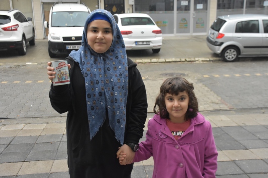 Kumbarasında biriktirdiği parayı depremzedelere gönderdi
