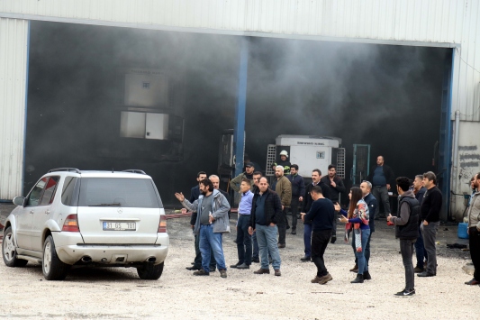 Hatayda taşıtlara soğutma sistemi takılan işletmede yangın: 2 yaralı