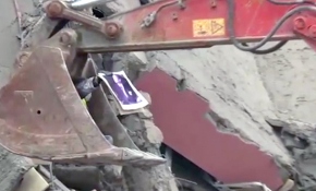 Atatürk portrelerini enkazın içinden çıkardı