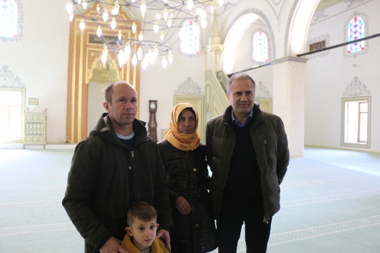Türkiyenin Üsküp Büyükelçisi Sekizkök, "Honeyland" belgeselinin Haticesini ziyaret etti