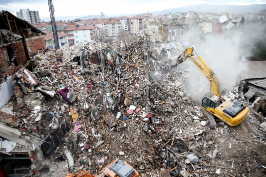 Elazığdaki depremde hasar gören binaların yıkımı devam ediyor