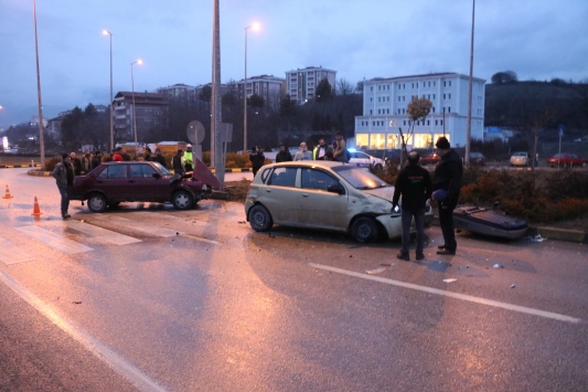 Karabükte iki otomobil çarpıştı: 4 yaralı