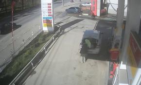 Arabasını yıkatırken el frenini çekmedi, kamyonla çarpıştı