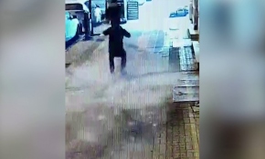 Kafasına buz kütlesi düştü, hastanelik oldu