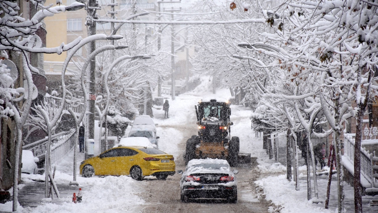 Kar yağışının sürdüğü kentte, İl Özel İdaresi ekipleri acil durum gerektiren ve taşımalı eğitim yapılan köyler olmak üzere karla mücadele çalışması yürütüyor.