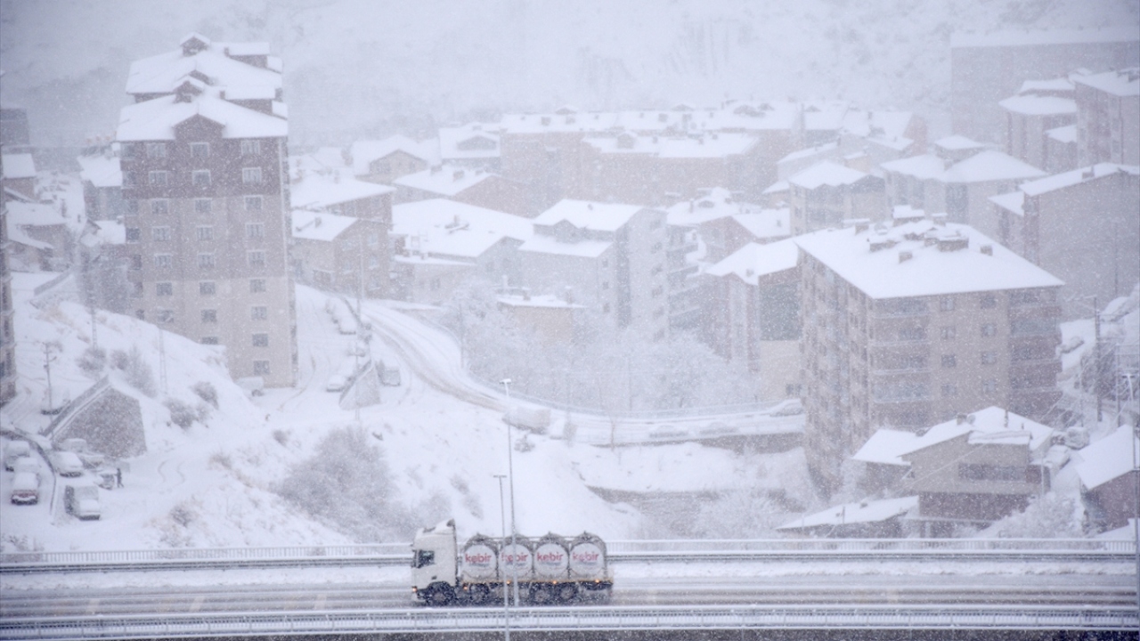 Gümüşhane Valiliğinden yapılan yazılı açıklamada ise il genelinde devam eden yoğun kar yağışı nedeniyle kamuda görevli hamile ve engelli çalışanların bugün idari izinli sayılacağı bildirildi.